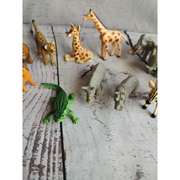 Mixed Lot of 16 Plastic Jungle Animals Toy Figures Zoo Safari Monkey Elephant - Picture 3 of 6